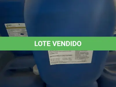 LOTE 061 - lote de bambonas e baldes com produtos quimicos