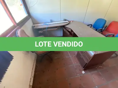 LOTE 080 - 2 mesa de escritorio em L, 6 cadeiras azul laranja e vermelha, um armario com 2 portas e 3 prateleiras