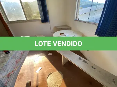 LOTE 078 - lote de móveis cinza, movel baixo, armario 2 portas, 2 mesinhas baixa e mesa redonda