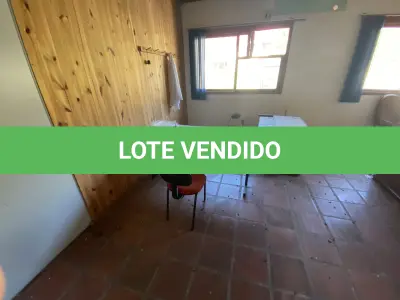 LOTE 080 - 2 mesa de escritorio em L, 6 cadeiras azul laranja e vermelha, um armario com 2 portas e 3 prateleiras
