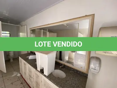LOTE 068 - espelho e pia marmores com armario em madeira