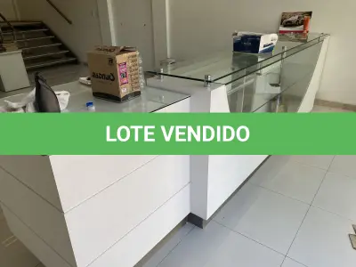 LOTE 10 - MÓVEIS EQUIPAMENTOS - vários itens junto ao prédio