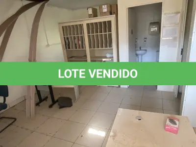 LOTE 063 - lote de mesa bege, cadeiras e armário tipo escaninho bege com gavetas