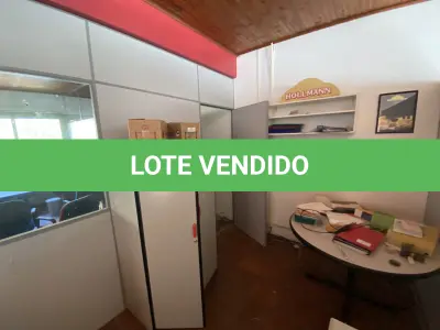 LOTE 080 - 2 mesa de escritorio em L, 6 cadeiras azul laranja e vermelha, um armario com 2 portas e 3 prateleiras