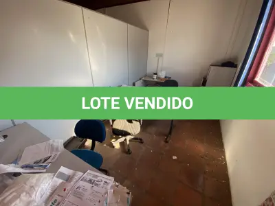 LOTE 081 - 2 mesas de escritorio, 4 cadeiras 2 azul e 2 cinza, balcaozinho baixo  e um arquivo de aço