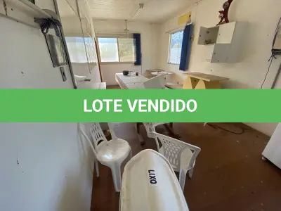 LOTE 073 - mesa de refeitorio, bancos, mesa redonda e cadeiras plasticas