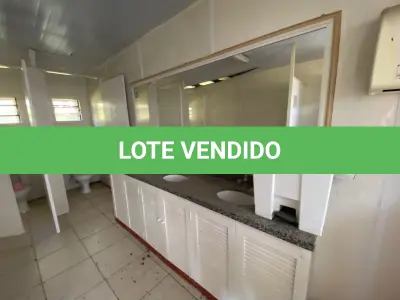 LOTE 067 - espelho e pia marmores com armario em madeira