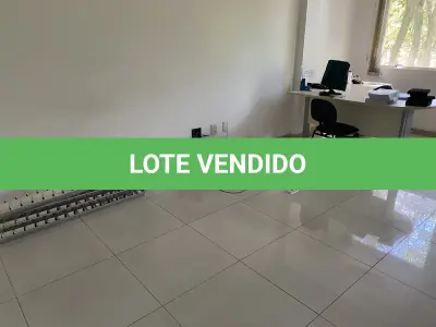 LOTE 10 - MÓVEIS EQUIPAMENTOS - vários itens junto ao prédio