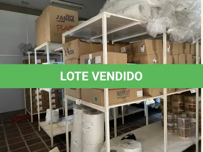 LOTE 059 - lote do almoxarifado, prateleiras com alguns produtos quimicos, filmes e etiquetas muito poucos