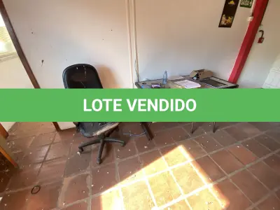 LOTE 076 - cadeiras e mesa de escritorio com 3 gavetas