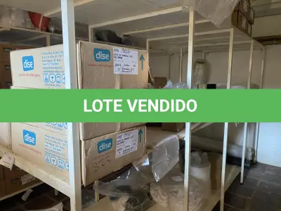 LOTE 059 - lote do almoxarifado, prateleiras com alguns produtos quimicos, filmes e etiquetas muito poucos
