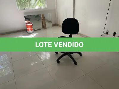 LOTE 10 - MÓVEIS EQUIPAMENTOS - vários itens junto ao prédio