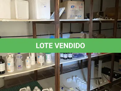 LOTE 059 - lote do almoxarifado, prateleiras com alguns produtos quimicos, filmes e etiquetas muito poucos