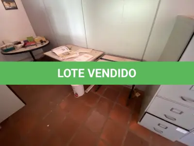 LOTE 081 - 2 mesas de escritorio, 4 cadeiras 2 azul e 2 cinza, balcaozinho baixo  e um arquivo de aço