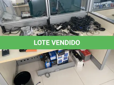 LOTE 10 - MÓVEIS EQUIPAMENTOS - vários itens junto ao prédio