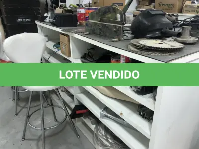 LOTE 046 - Lote com guilhotina, esmerilhadeiras, serras, parafusos, banquetas, manequim, catalogos, cortinas, fitas de borda, serra circular, lixadeiras, engraxadeira, cones, cintas, catracas, vaso, cintos alpinista, prateleira, balcão, armarios, silicones, soprador de calor, etc 