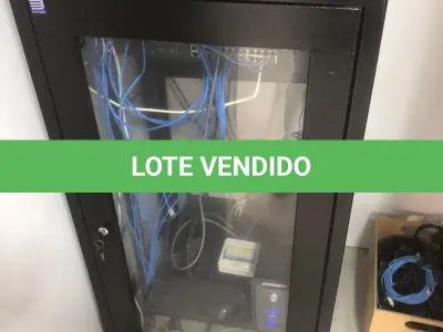LOTE 076 - Armario, prateleira, sucata de informatica, 2 cadeiras pretas com rodas, 2 aquivos de aço, armario para servidor 