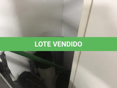 LOTE 062 - Lote com cestos de lixo, quadros, armário, torradeira, jarras,  material de cozinha, xicaras, bules, etc