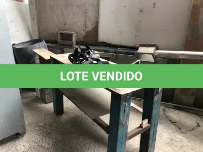 LOTE 050 - Lote de sucatas: mesas, cadeiras, armarios, inox, madeiras, etc 