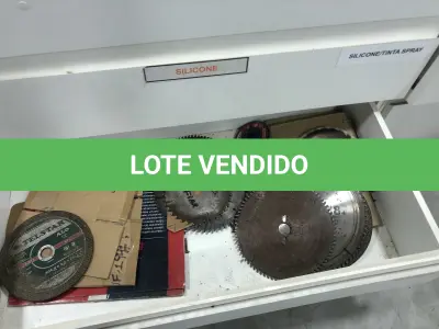 LOTE 046 - Lote com guilhotina, esmerilhadeiras, serras, parafusos, banquetas, manequim, catalogos, cortinas, fitas de borda, serra circular, lixadeiras, engraxadeira, cones, cintas, catracas, vaso, cintos alpinista, prateleira, balcão, armarios, silicones, soprador de calor, etc 