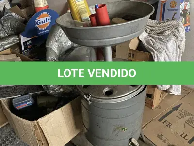 LOTE 10 - MÓVEIS EQUIPAMENTOS - vários itens junto ao prédio