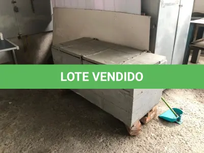 LOTE 051 - Caixa de madeira com ferramentas 