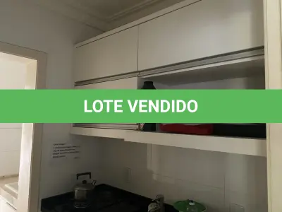 LOTE 10 - MÓVEIS EQUIPAMENTOS - vários itens junto ao prédio