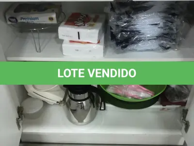 LOTE 062 - Lote com cestos de lixo, quadros, armário, torradeira, jarras,  material de cozinha, xicaras, bules, etc
