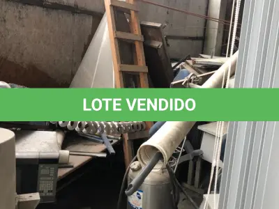 LOTE 050 - Lote de sucatas: mesas, cadeiras, armarios, inox, madeiras, etc 