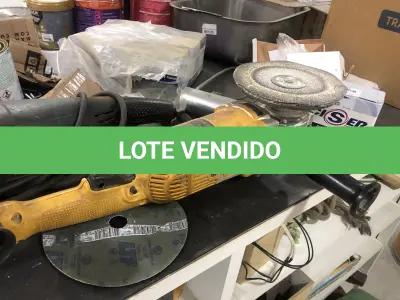 LOTE 046 - Lote com guilhotina, esmerilhadeiras, serras, parafusos, banquetas, manequim, catalogos, cortinas, fitas de borda, serra circular, lixadeiras, engraxadeira, cones, cintas, catracas, vaso, cintos alpinista, prateleira, balcão, armarios, silicones, soprador de calor, etc 