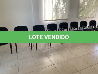LOTE 10 - MÓVEIS EQUIPAMENTOS - vários itens junto ao prédio