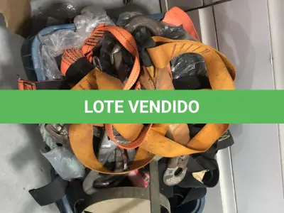 LOTE 046 - Lote com guilhotina, esmerilhadeiras, serras, parafusos, banquetas, manequim, catalogos, cortinas, fitas de borda, serra circular, lixadeiras, engraxadeira, cones, cintas, catracas, vaso, cintos alpinista, prateleira, balcão, armarios, silicones, soprador de calor, etc 