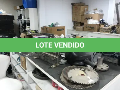 LOTE 046 - Lote com guilhotina, esmerilhadeiras, serras, parafusos, banquetas, manequim, catalogos, cortinas, fitas de borda, serra circular, lixadeiras, engraxadeira, cones, cintas, catracas, vaso, cintos alpinista, prateleira, balcão, armarios, silicones, soprador de calor, etc 