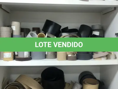 LOTE 046 - Lote com guilhotina, esmerilhadeiras, serras, parafusos, banquetas, manequim, catalogos, cortinas, fitas de borda, serra circular, lixadeiras, engraxadeira, cones, cintas, catracas, vaso, cintos alpinista, prateleira, balcão, armarios, silicones, soprador de calor, etc 