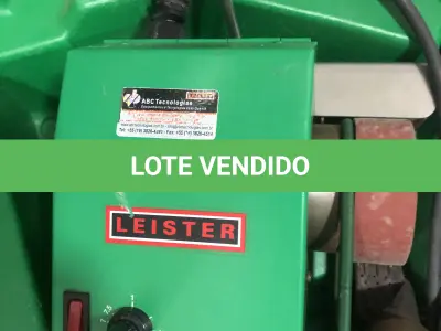 LOTE 046 - Lote com guilhotina, esmerilhadeiras, serras, parafusos, banquetas, manequim, catalogos, cortinas, fitas de borda, serra circular, lixadeiras, engraxadeira, cones, cintas, catracas, vaso, cintos alpinista, prateleira, balcão, armarios, silicones, soprador de calor, etc 