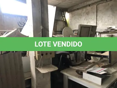 LOTE 050 - Lote de sucatas: mesas, cadeiras, armarios, inox, madeiras, etc 