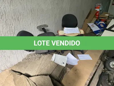 LOTE 10 - MÓVEIS EQUIPAMENTOS - vários itens junto ao prédio