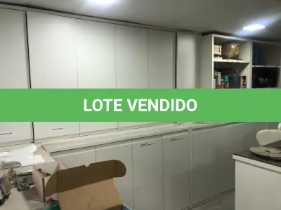 LOTE 046 - Lote com guilhotina, esmerilhadeiras, serras, parafusos, banquetas, manequim, catalogos, cortinas, fitas de borda, serra circular, lixadeiras, engraxadeira, cones, cintas, catracas, vaso, cintos alpinista, prateleira, balcão, armarios, silicones, soprador de calor, etc 
