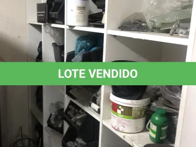 LOTE 046 - Lote com guilhotina, esmerilhadeiras, serras, parafusos, banquetas, manequim, catalogos, cortinas, fitas de borda, serra circular, lixadeiras, engraxadeira, cones, cintas, catracas, vaso, cintos alpinista, prateleira, balcão, armarios, silicones, soprador de calor, etc 