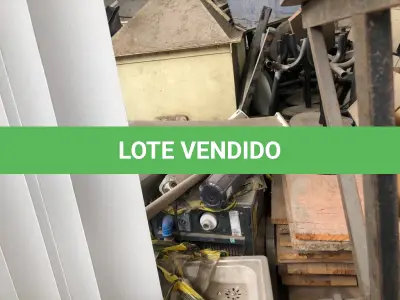 LOTE 050 - Lote de sucatas: mesas, cadeiras, armarios, inox, madeiras, etc 