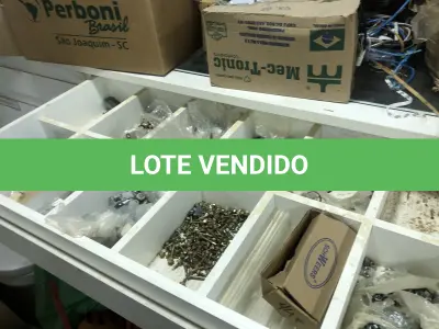 LOTE 046 - Lote com guilhotina, esmerilhadeiras, serras, parafusos, banquetas, manequim, catalogos, cortinas, fitas de borda, serra circular, lixadeiras, engraxadeira, cones, cintas, catracas, vaso, cintos alpinista, prateleira, balcão, armarios, silicones, soprador de calor, etc 