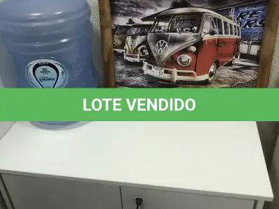 LOTE 062 - Lote com cestos de lixo, quadros, armário, torradeira, jarras,  material de cozinha, xicaras, bules, etc