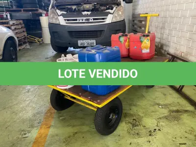 LOTE 11 - Carrinho 4 rodas