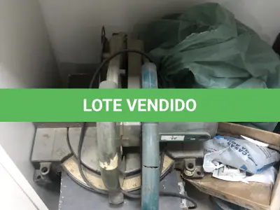 LOTE 046 - Lote com guilhotina, esmerilhadeiras, serras, parafusos, banquetas, manequim, catalogos, cortinas, fitas de borda, serra circular, lixadeiras, engraxadeira, cones, cintas, catracas, vaso, cintos alpinista, prateleira, balcão, armarios, silicones, soprador de calor, etc 