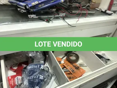 LOTE 046 - Lote com guilhotina, esmerilhadeiras, serras, parafusos, banquetas, manequim, catalogos, cortinas, fitas de borda, serra circular, lixadeiras, engraxadeira, cones, cintas, catracas, vaso, cintos alpinista, prateleira, balcão, armarios, silicones, soprador de calor, etc 