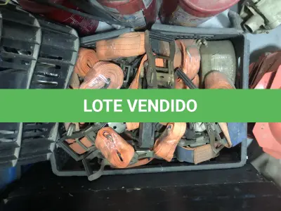 LOTE 046 - Lote com guilhotina, esmerilhadeiras, serras, parafusos, banquetas, manequim, catalogos, cortinas, fitas de borda, serra circular, lixadeiras, engraxadeira, cones, cintas, catracas, vaso, cintos alpinista, prateleira, balcão, armarios, silicones, soprador de calor, etc 