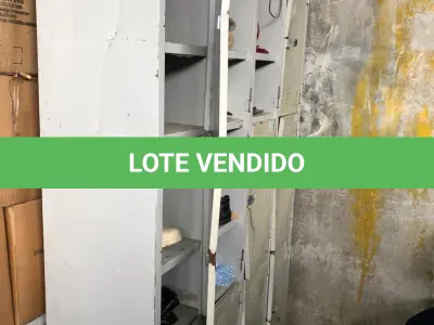 LOTE 050 - Lote de sucatas: mesas, cadeiras, armarios, inox, madeiras, etc 
