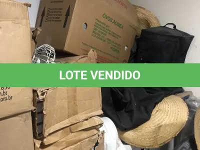 LOTE 046 - Lote com guilhotina, esmerilhadeiras, serras, parafusos, banquetas, manequim, catalogos, cortinas, fitas de borda, serra circular, lixadeiras, engraxadeira, cones, cintas, catracas, vaso, cintos alpinista, prateleira, balcão, armarios, silicones, soprador de calor, etc 