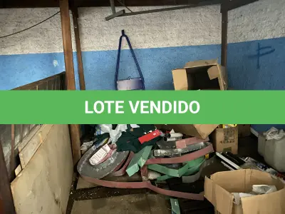 LOTE 10 - MÓVEIS EQUIPAMENTOS - vários itens junto ao prédio