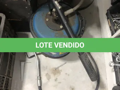 LOTE 046 - Lote com guilhotina, esmerilhadeiras, serras, parafusos, banquetas, manequim, catalogos, cortinas, fitas de borda, serra circular, lixadeiras, engraxadeira, cones, cintas, catracas, vaso, cintos alpinista, prateleira, balcão, armarios, silicones, soprador de calor, etc 